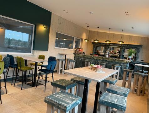 kantine met donkergroene stoelen