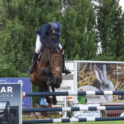 poppy springt over 1.60m